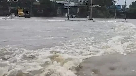 Kalyan Bridge Submerged: Kalu River Floods Disrupt Travel