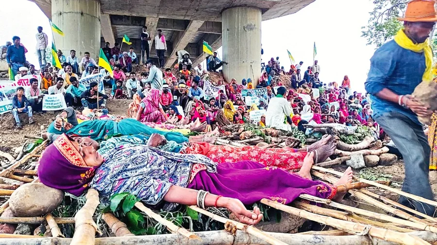 Daudhan Dam Protest Villagers' Death Rituals Demand Justice