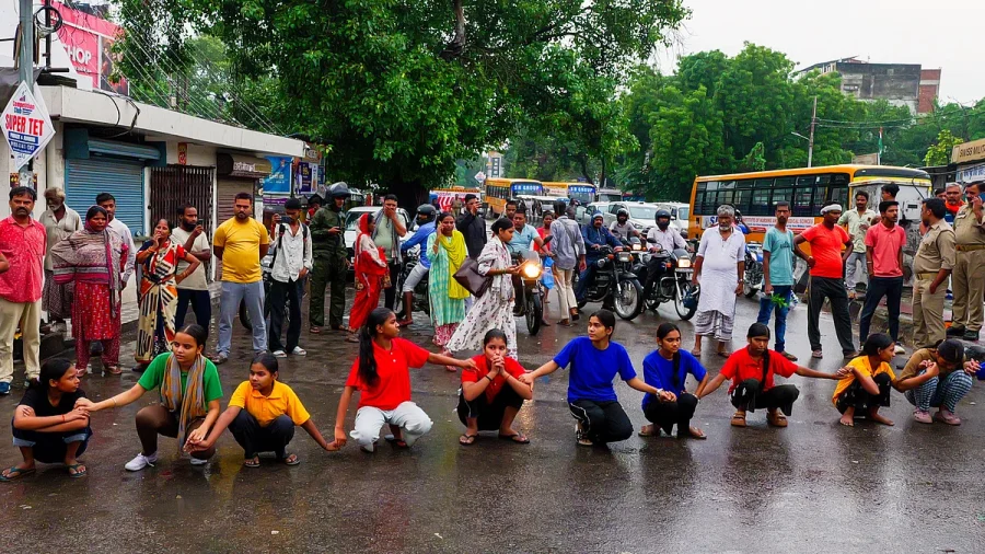 Lucknow Schoolgirls Protest Teacher Shortage Again